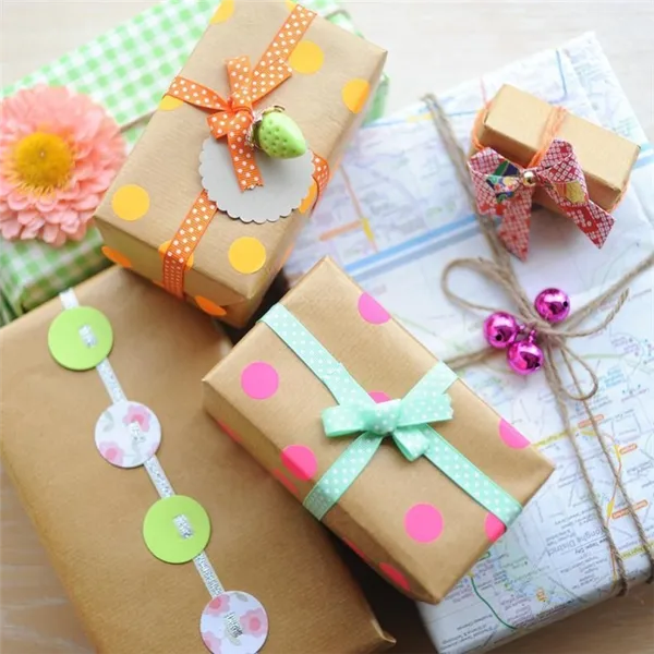 Как упаковать подарок в подарочную бумагу: пошаговая инструкция видео. Как упаковать подарок. 23