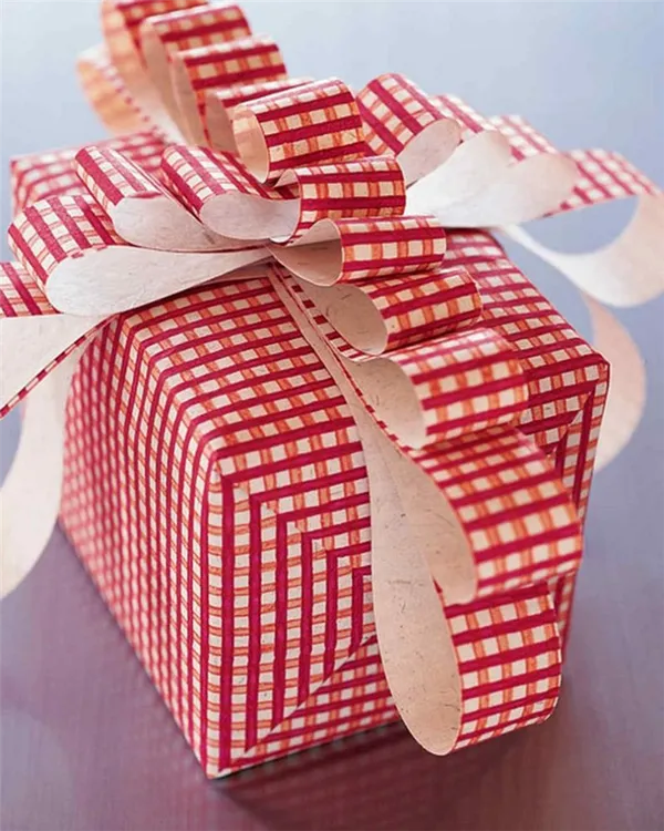Как упаковать подарок в подарочную бумагу: пошаговая инструкция видео. Как упаковать подарок. 16