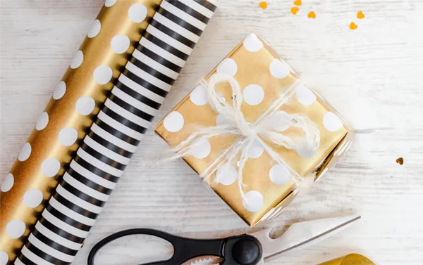 Как упаковать подарок в подарочную бумагу: пошаговая инструкция видео. Как упаковать подарок. 3