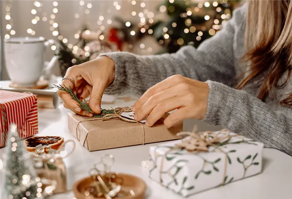 Как упаковать подарок в подарочную бумагу: пошаговая инструкция видео. Как упаковать подарок. 2