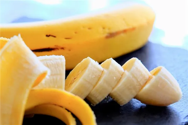 Очищенный и порезанный банан