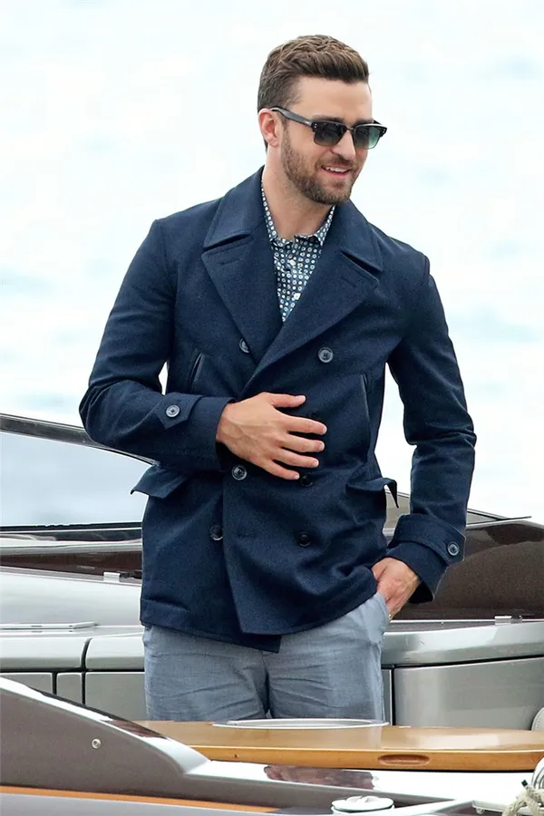 Джастин Тимберлейк в коротком бушлате модного оттенка navy blue