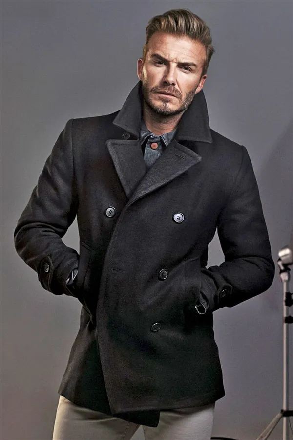 Стильное короткое черное пальто Дэвида Бекхэма