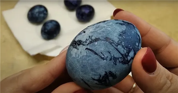 Покраска яиц на Пасху чаем каркаде. Как покрасить яйца в каркаде. 21