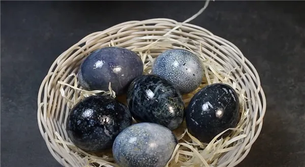 Покраска яиц на Пасху чаем каркаде. Как покрасить яйца в каркаде. 15