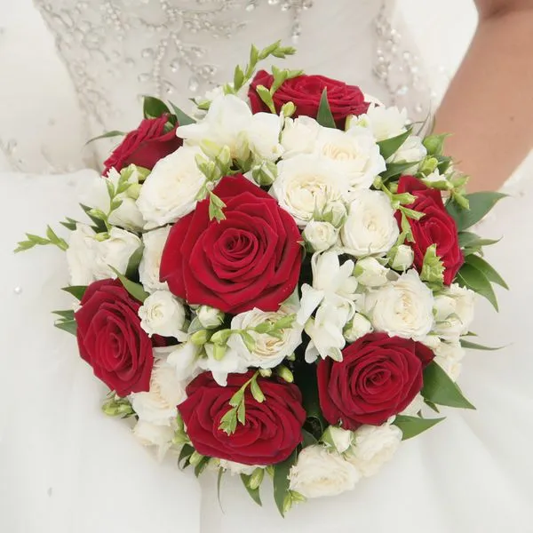 красно-белый букет из роз на свадьбу