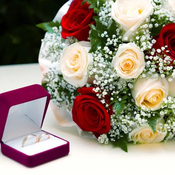 свадебные кольца и букет невесты из роз