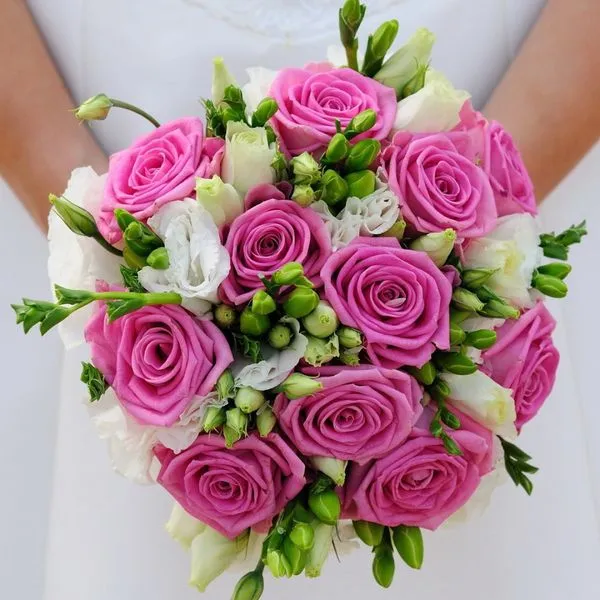 сиреневые розы в свадебном букете