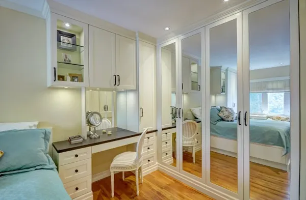 Дизайн зеркального углового шкафа в спальне