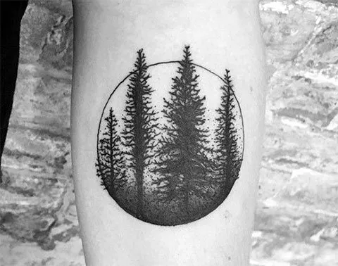 Татуировка с деревьями в круге