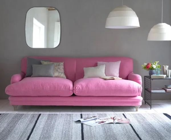 Розовый диван — кому по вкусу: гармония цвета, стили интерьера. Бледно розовый фон. 9