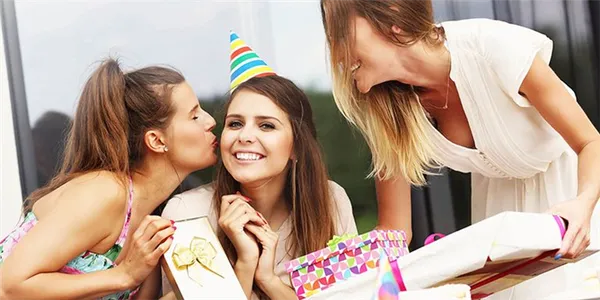 ТОП-300 идей что подарить на день рождения подруге в 2022 году. Что подарить подруге на день рождения. 11
